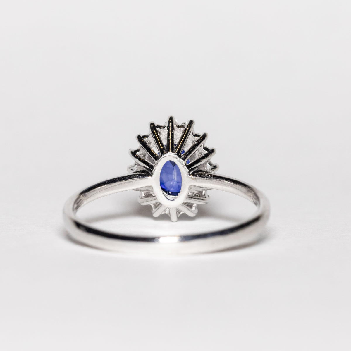 Anello in Oro Bianco 18kt con Zaffiro e diamanti rotondo brillanti