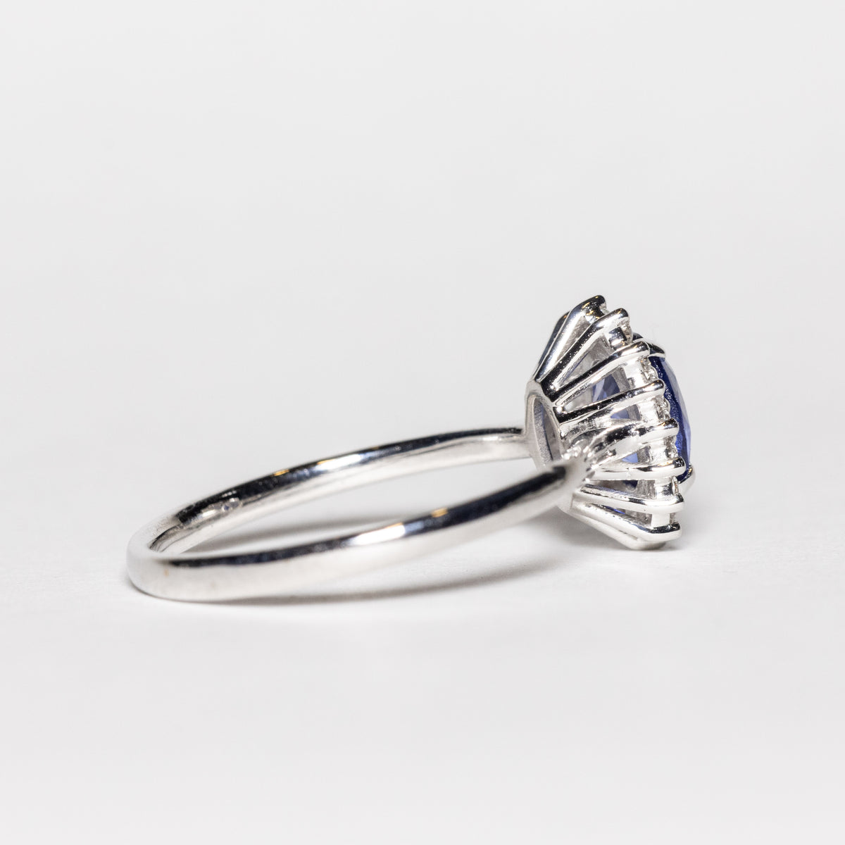 Anello in Oro Bianco 18kt con Zaffiro e diamanti rotondo brillanti