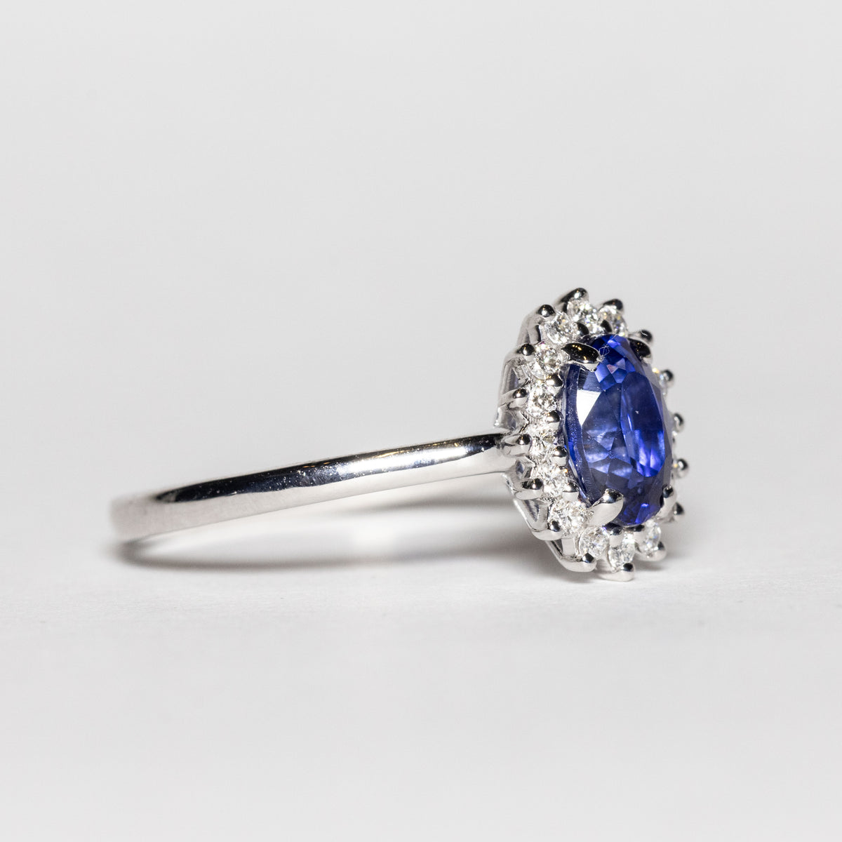 Anello in Oro Bianco 18kt con Zaffiro e diamanti rotondo brillanti