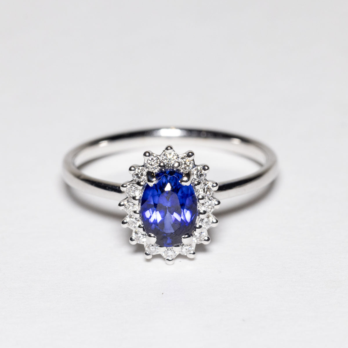 Anello in Oro Bianco 18kt con Zaffiro e diamanti rotondo brillanti
