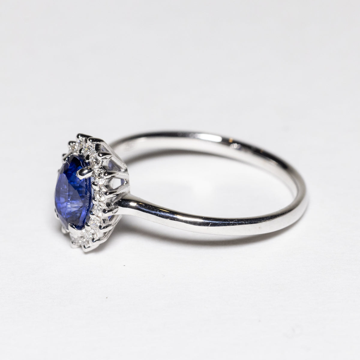 Anello in Oro Bianco 18kt con Zaffiro e diamanti rotondo brillanti