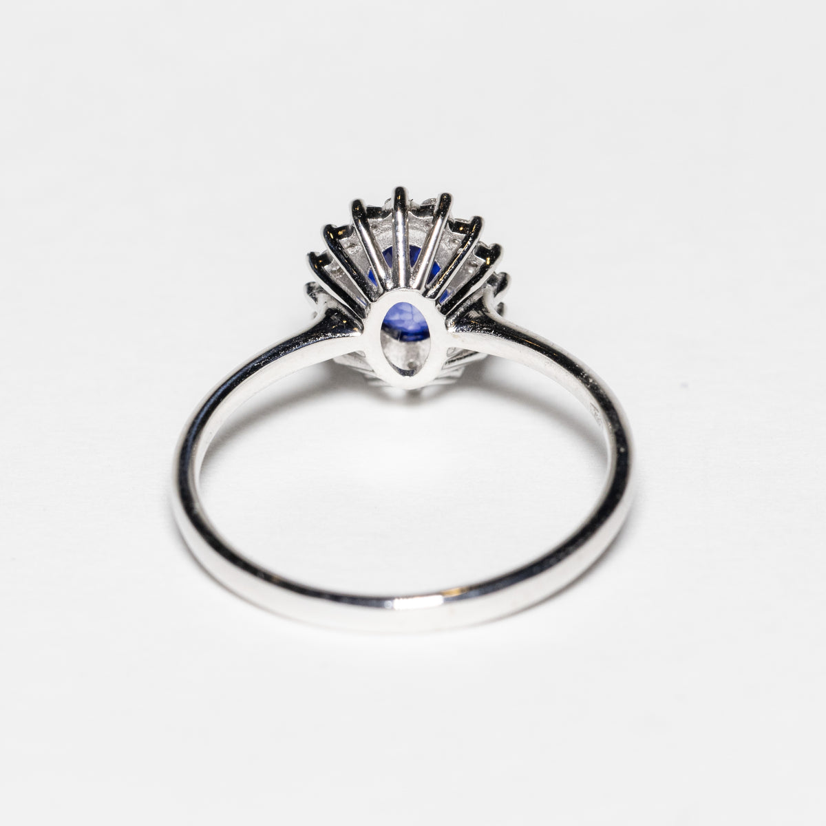 Anello in Oro Bianco 18kt con Zaffiro e diamanti rotondo brillanti