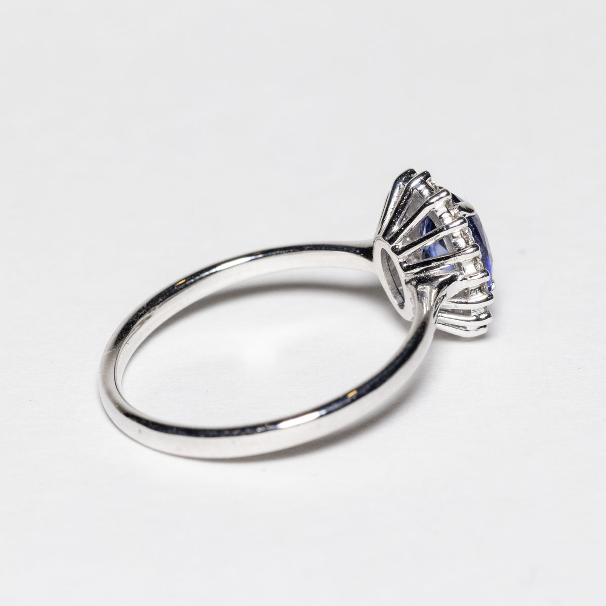 Anello in Oro Bianco 18kt con Zaffiro e diamanti rotondo brillanti
