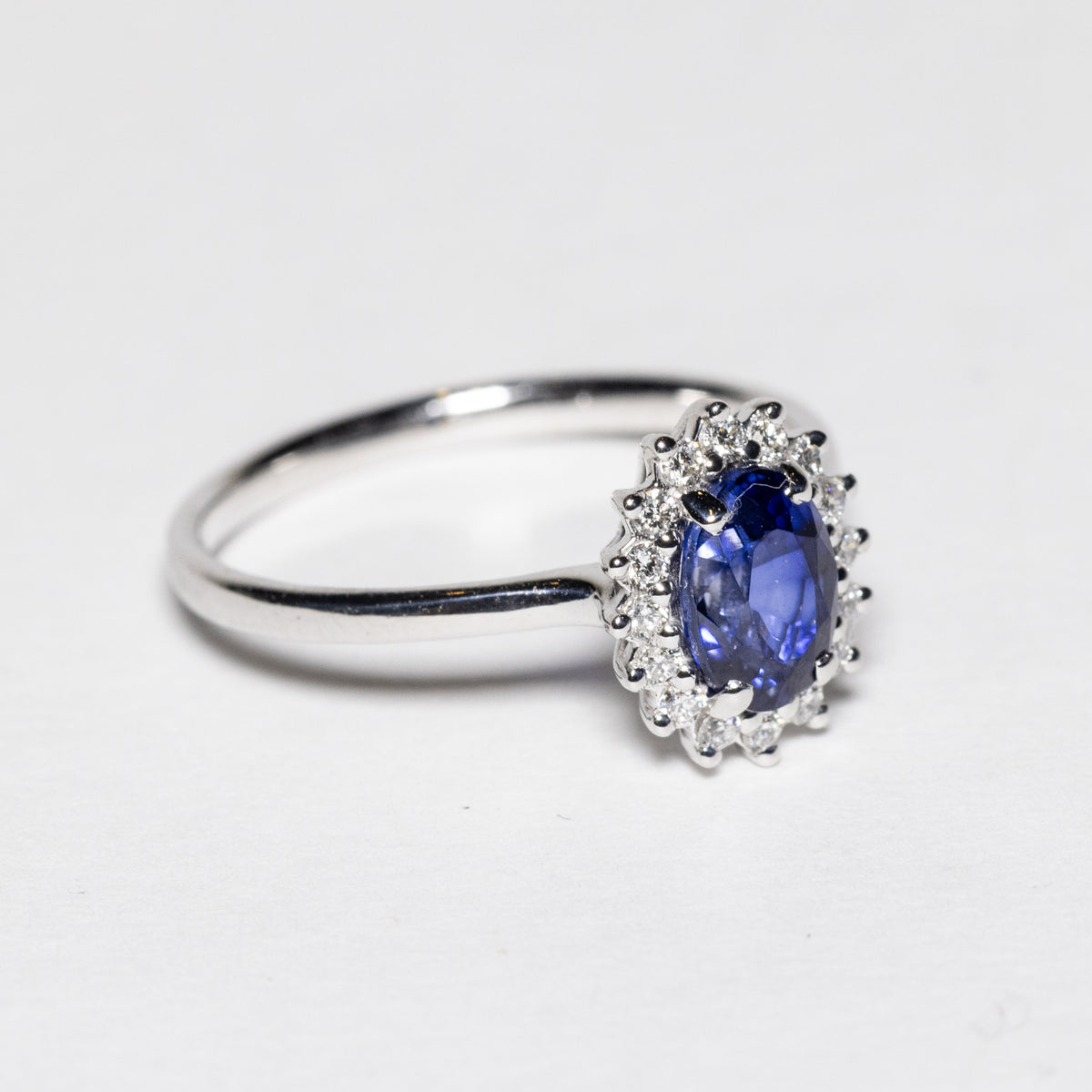 Anello in Oro Bianco 18kt con Zaffiro e diamanti rotondo brillanti