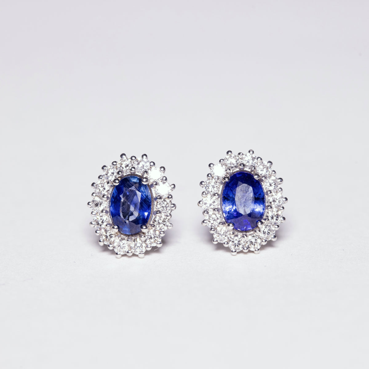 18KT White Gold Earrings with Diamonds and Central Sapphires