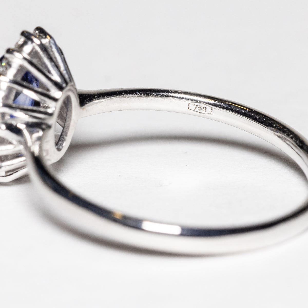 Anello in Oro Bianco 18kt con Zaffiro e diamanti rotondo brillanti