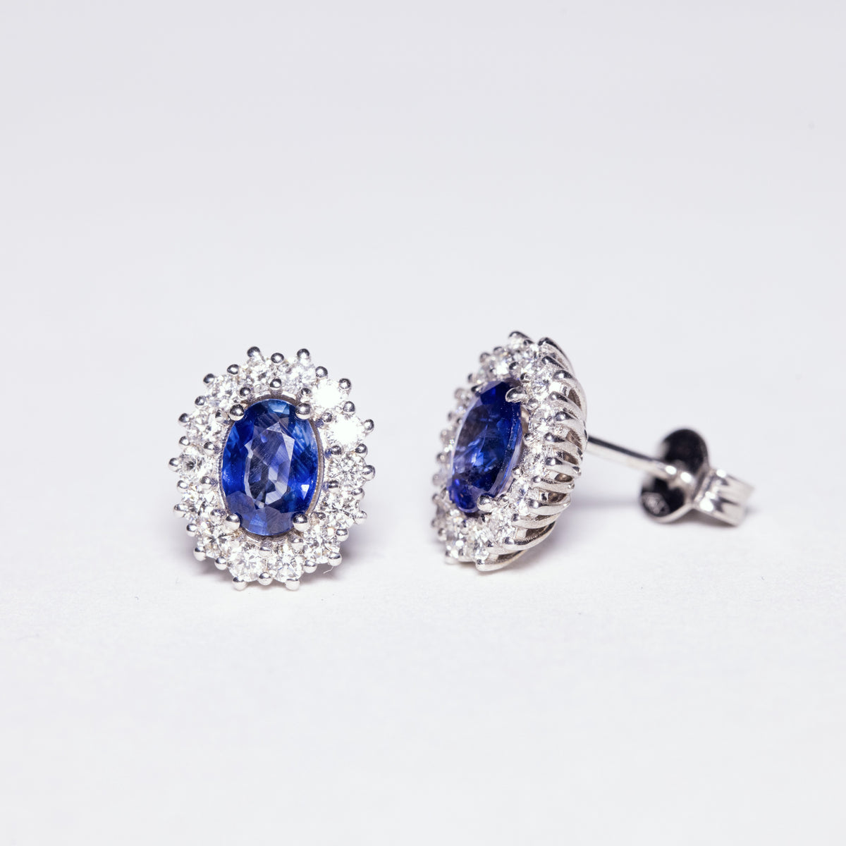 18KT White Gold Earrings with Diamonds and Central Sapphires