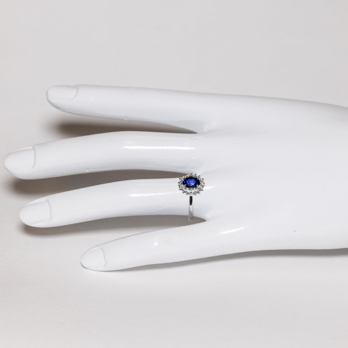 Anello in Oro Bianco 18kt con Zaffiro e diamanti rotondo brillanti