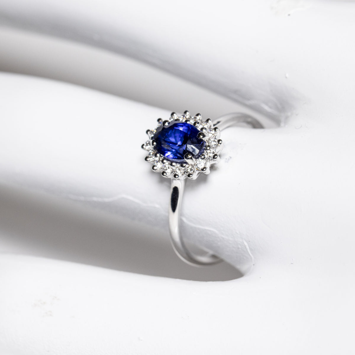 Anello in Oro Bianco 18kt con Zaffiro e diamanti rotondo brillanti