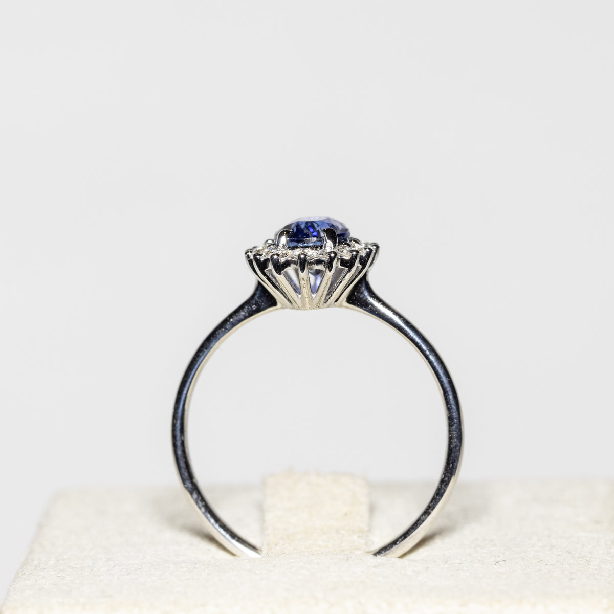 Anello in Oro Bianco 18kt con Zaffiro e diamanti rotondo brillanti