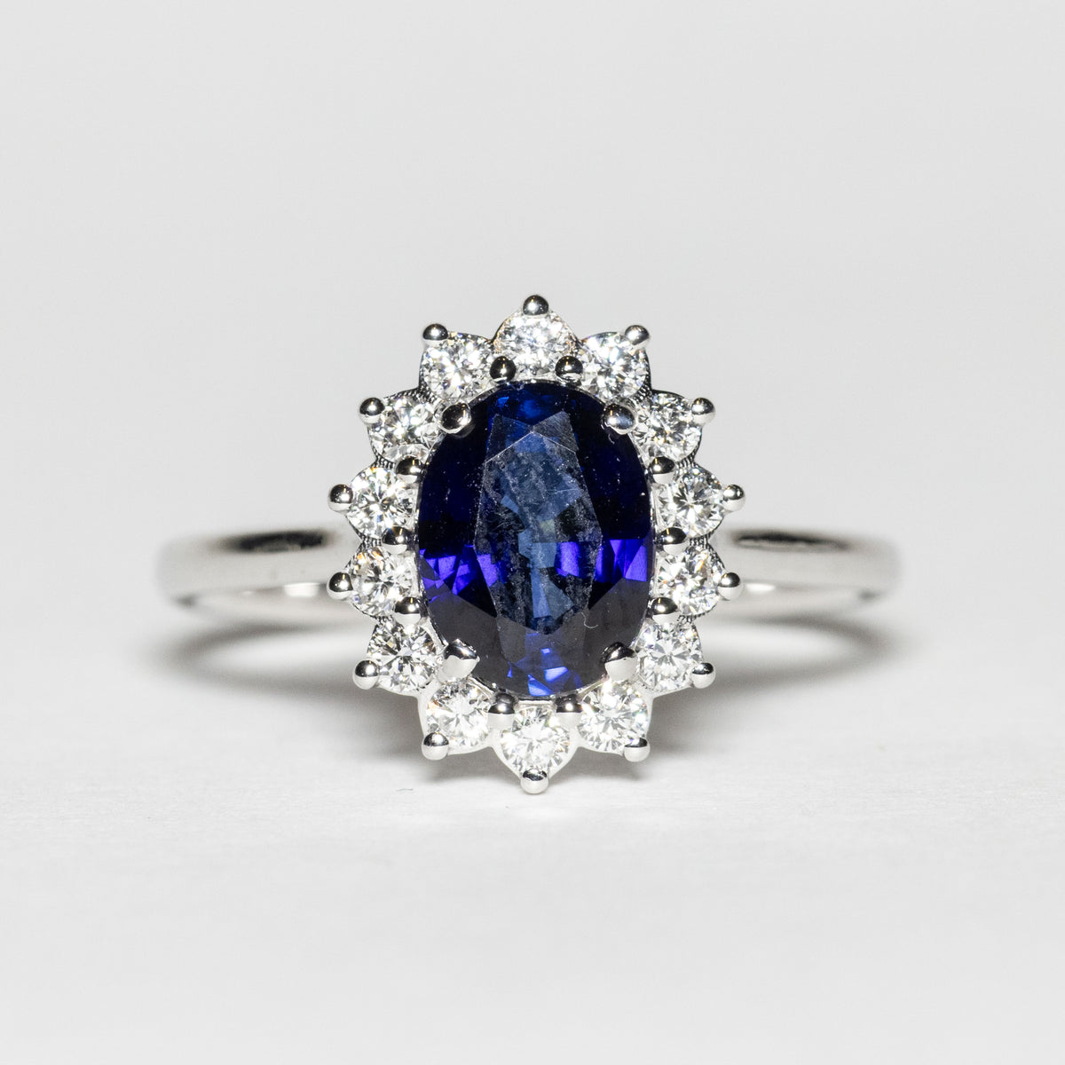 Solitaire Ring with Emerald, Diamonds and 18KT Gold (Unique Piece)
