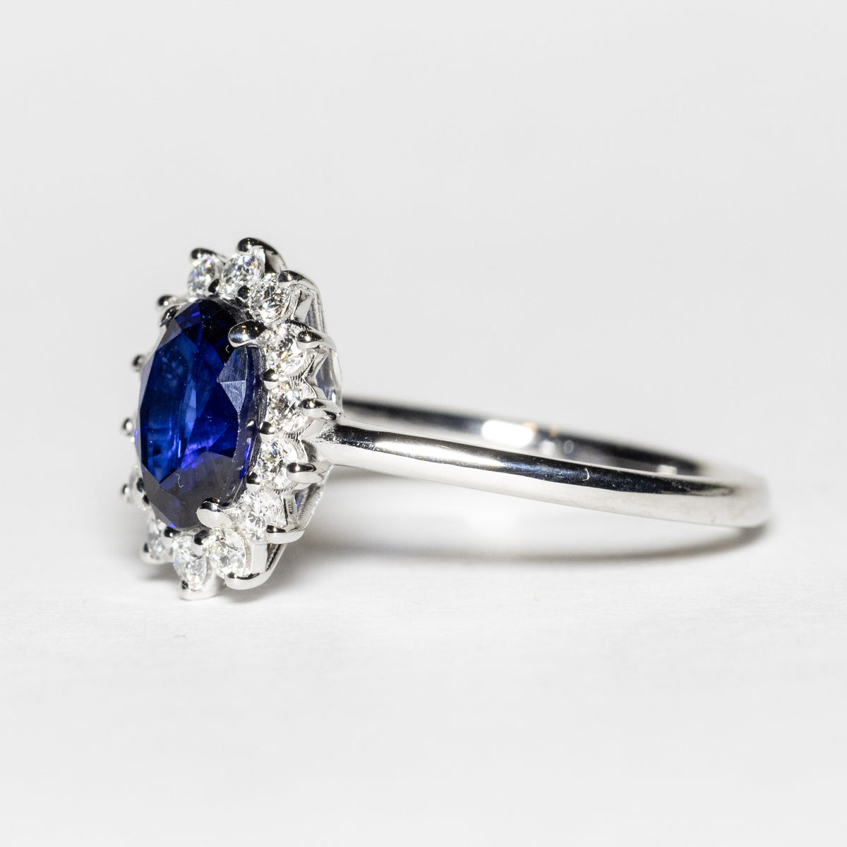 Solitaire Ring with Emerald, Diamonds and 18KT Gold (Unique Piece)