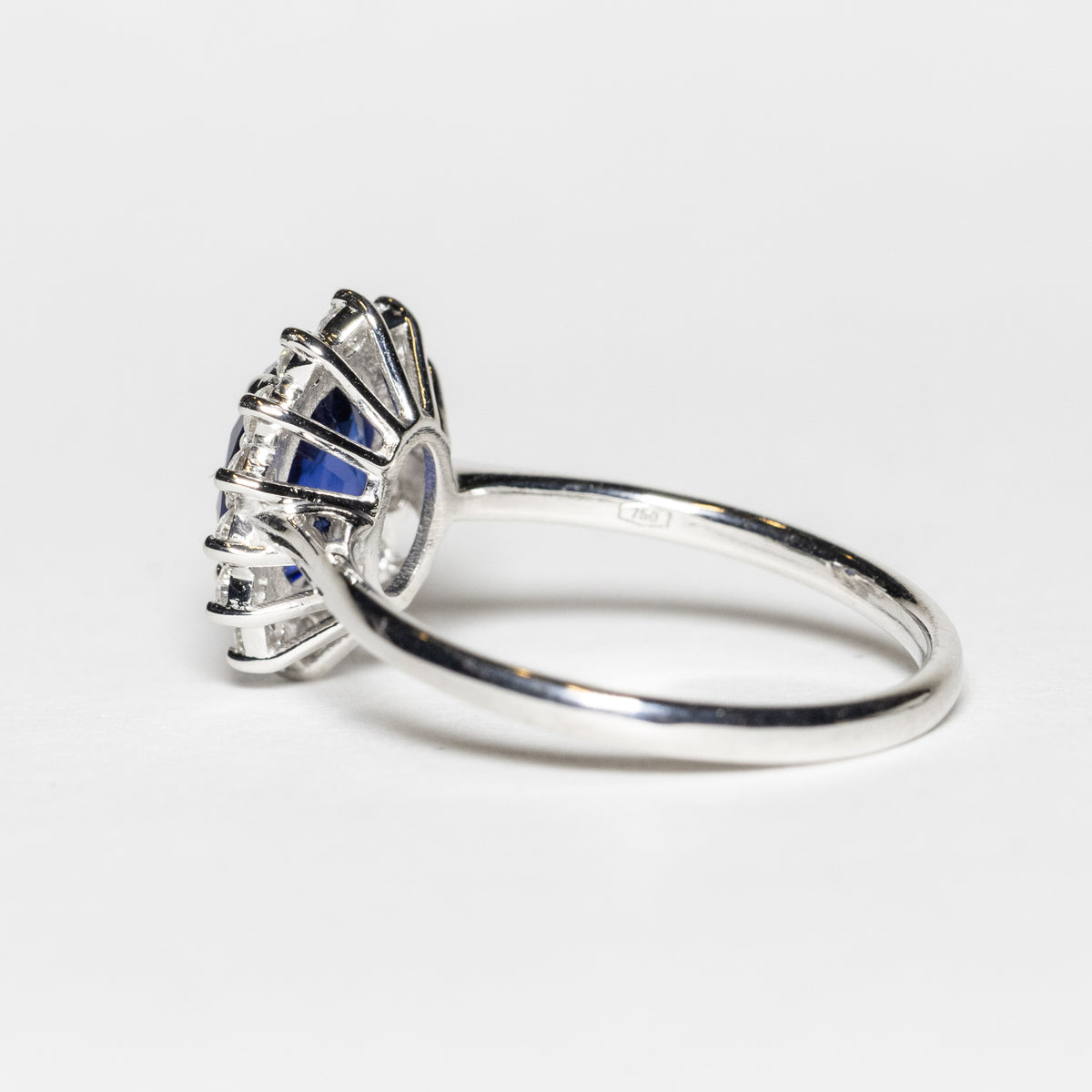 Solitaire Ring with Emerald, Diamonds and 18KT Gold (Unique Piece)