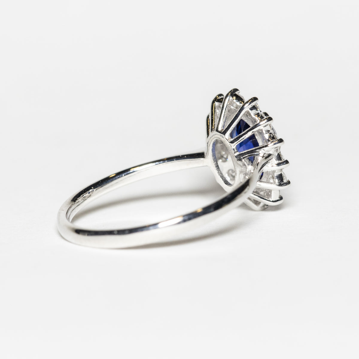 Solitaire Ring with Emerald, Diamonds and 18KT Gold (Unique Piece)