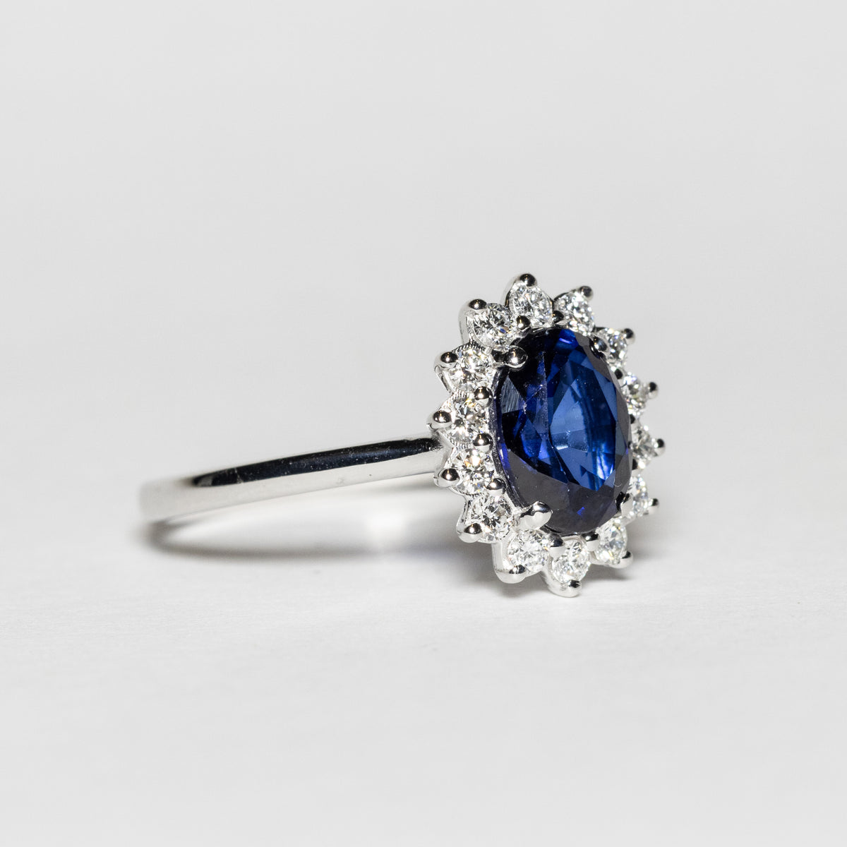 Solitaire Ring with Emerald, Diamonds and 18KT Gold (Unique Piece)