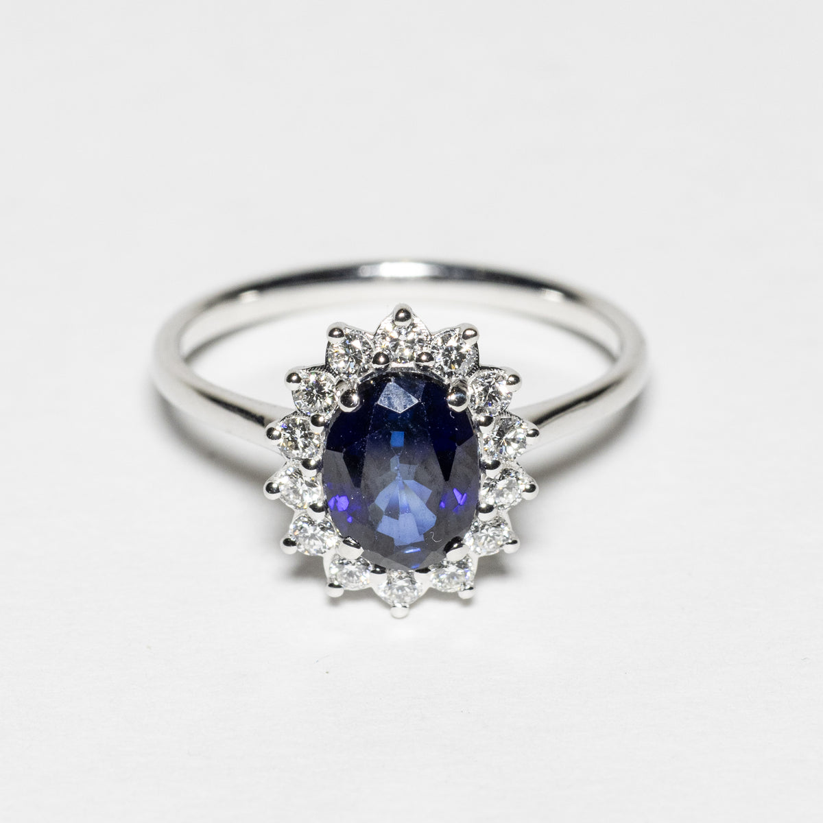Solitaire Ring with Emerald, Diamonds and 18KT Gold (Unique Piece)