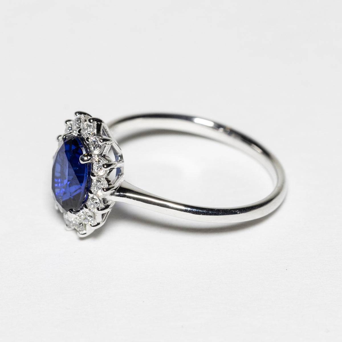 Solitaire Ring with Emerald, Diamonds and 18KT Gold (Unique Piece)