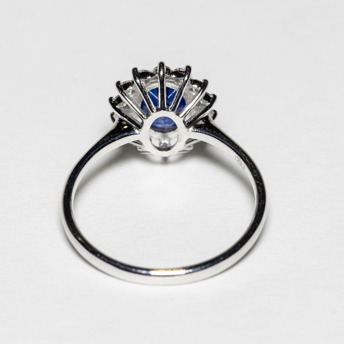 Solitaire Ring with Emerald, Diamonds and 18KT Gold (Unique Piece)