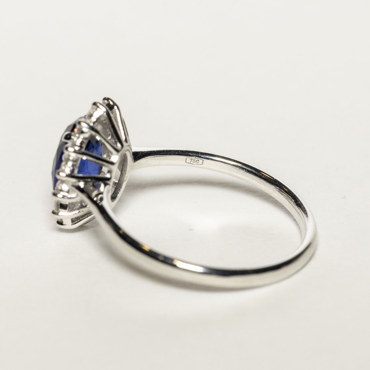Solitaire Ring with Emerald, Diamonds and 18KT Gold (Unique Piece)