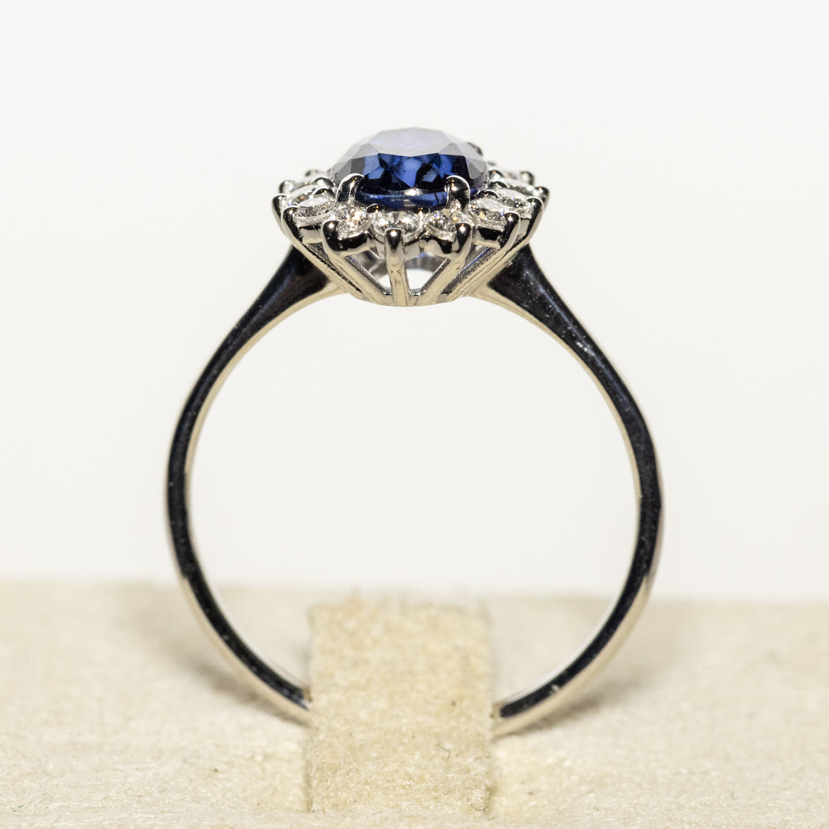 Solitaire Ring with Emerald, Diamonds and 18KT Gold (Unique Piece)