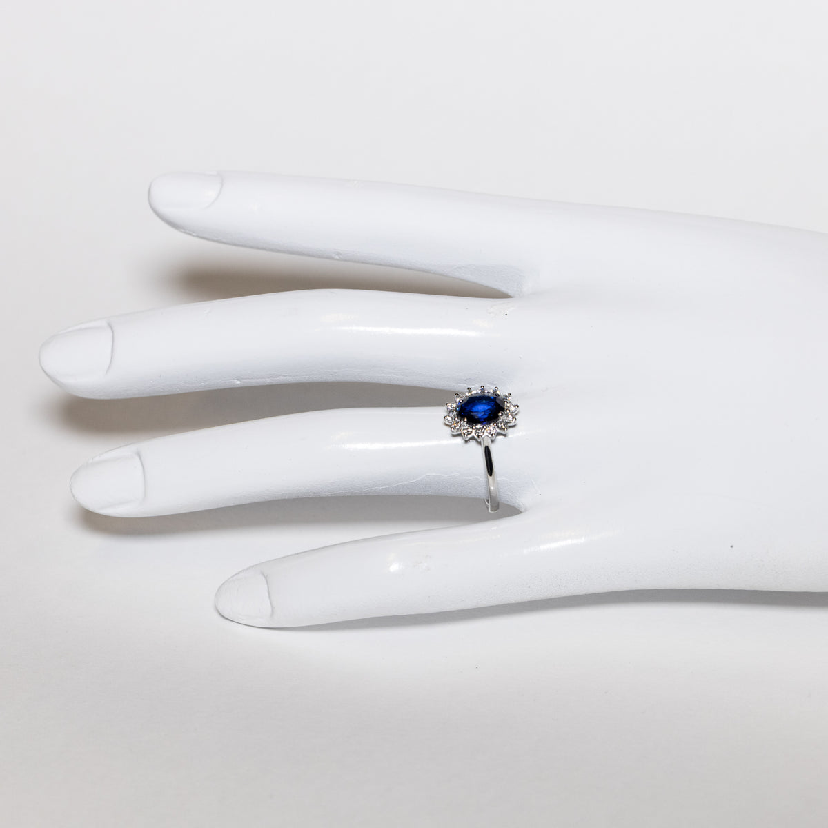 Solitaire Ring with Emerald, Diamonds and 18KT Gold (Unique Piece)
