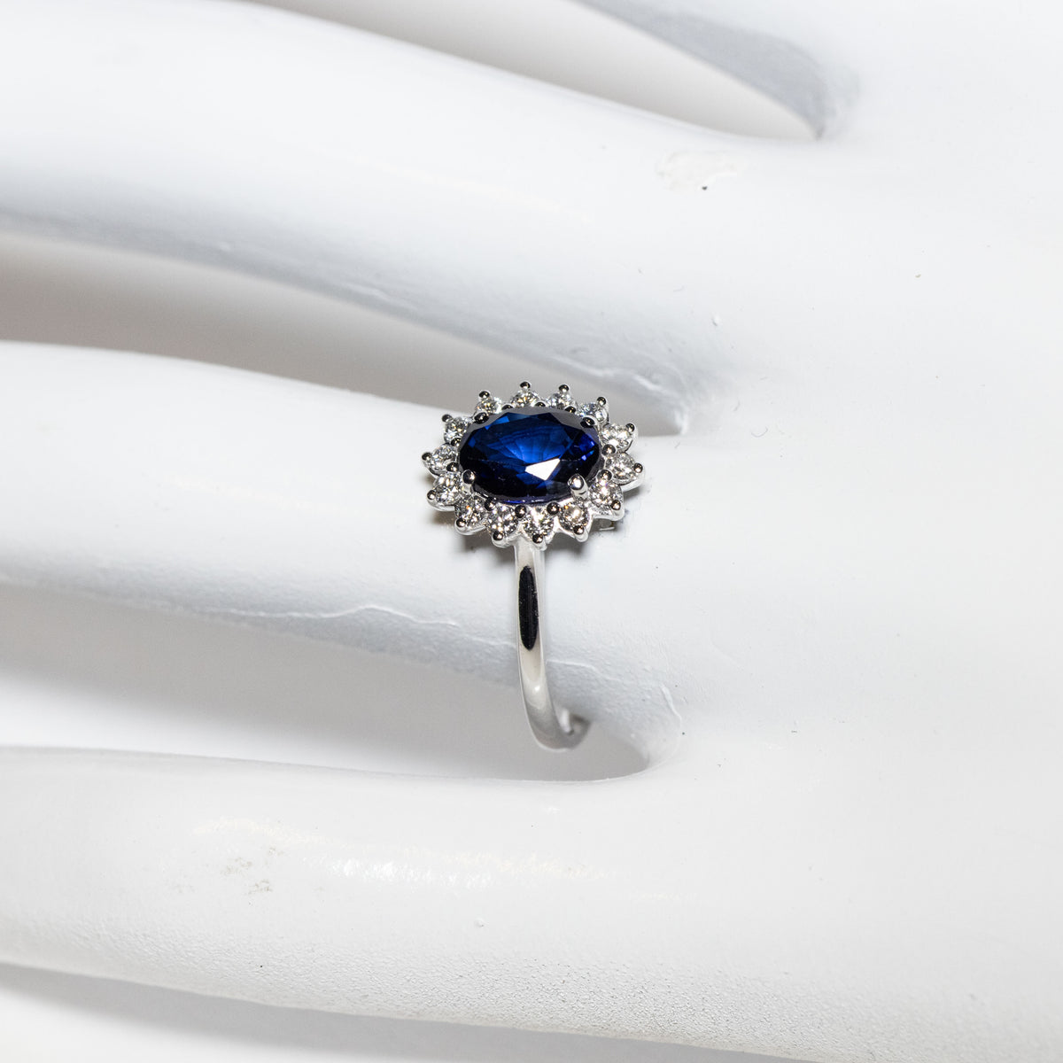 Solitaire Ring with Emerald, Diamonds and 18KT Gold (Unique Piece)