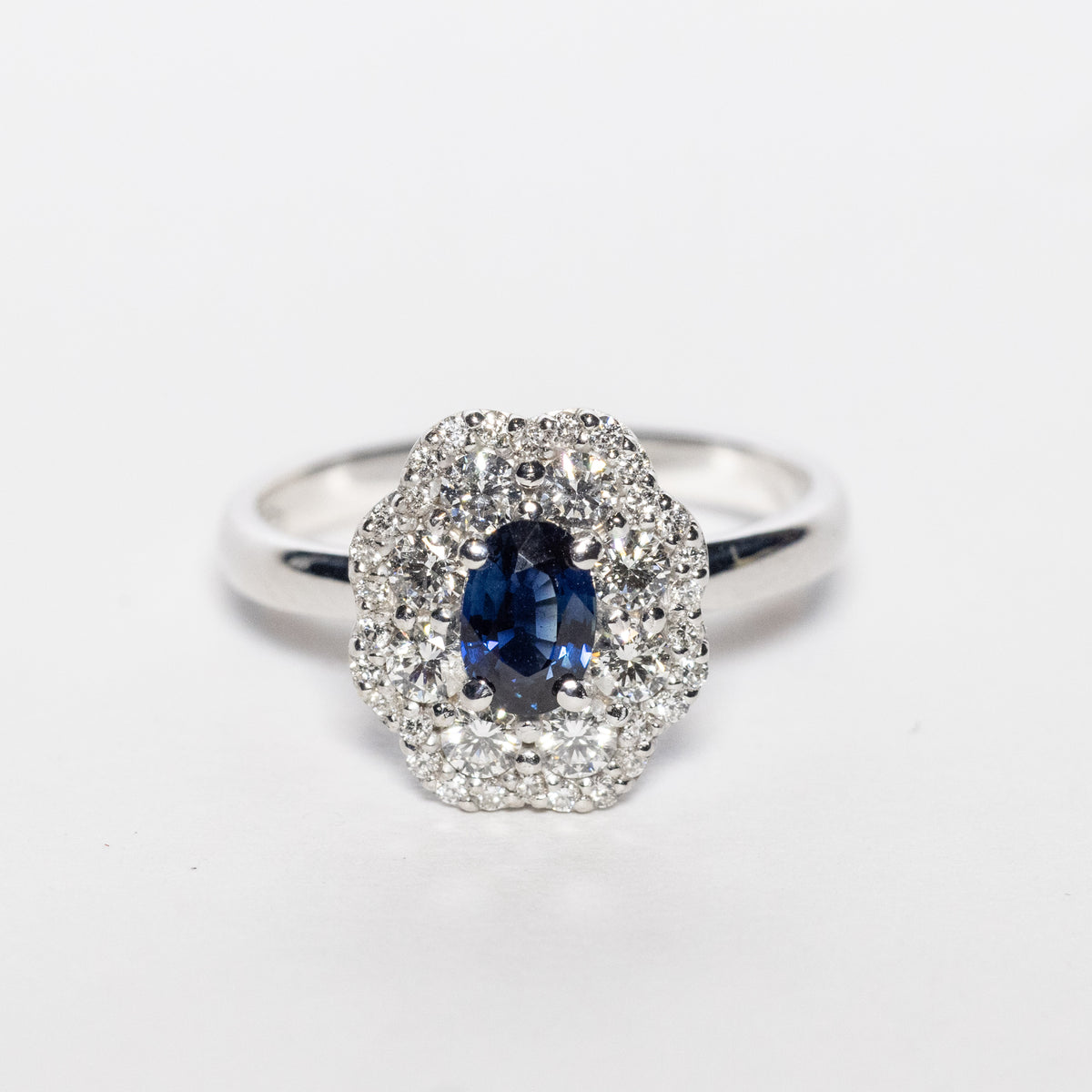 Anello in Oro Bianco 18kt con Zaffiro e diamanti Rotondi in Pavè
