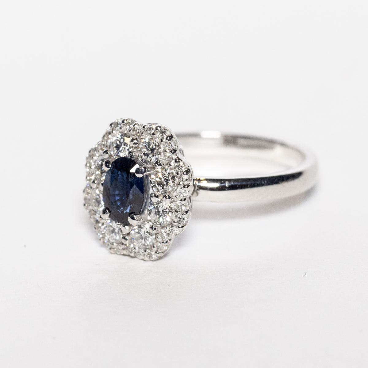 Anello in Oro Bianco 18kt con Zaffiro e diamanti Rotondi in Pavè