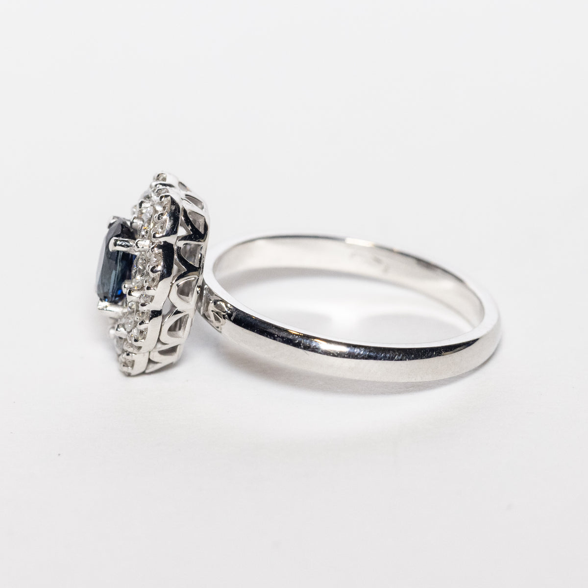 Anello in Oro Bianco 18kt con Zaffiro e diamanti Rotondi in Pavè