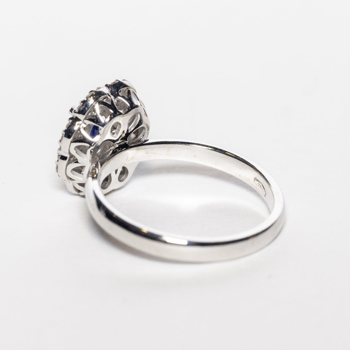Anello in Oro Bianco 18kt con Zaffiro e diamanti Rotondi in Pavè