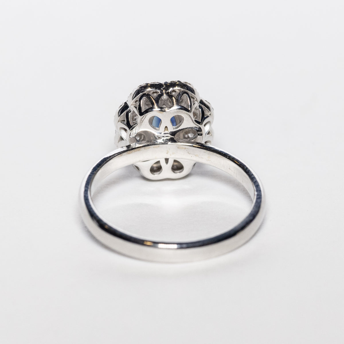 Anello in Oro Bianco 18kt con Zaffiro e diamanti Rotondi in Pavè