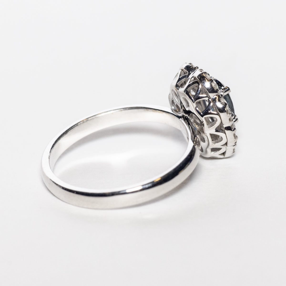 Anello in Oro Bianco 18kt con Zaffiro e diamanti Rotondi in Pavè