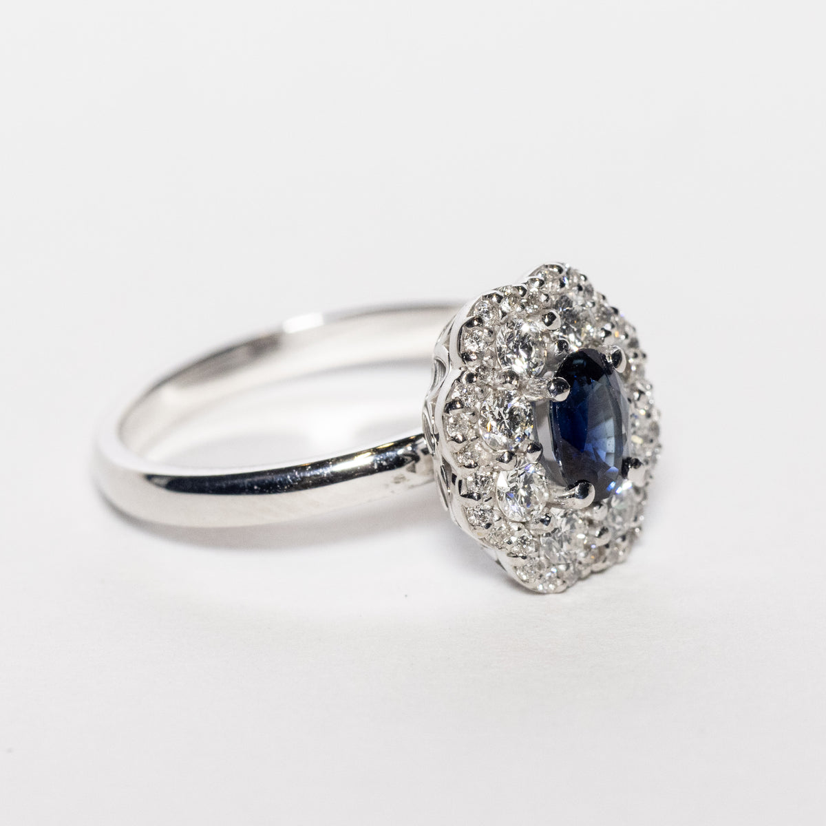Anello in Oro Bianco 18kt con Zaffiro e diamanti Rotondi in Pavè