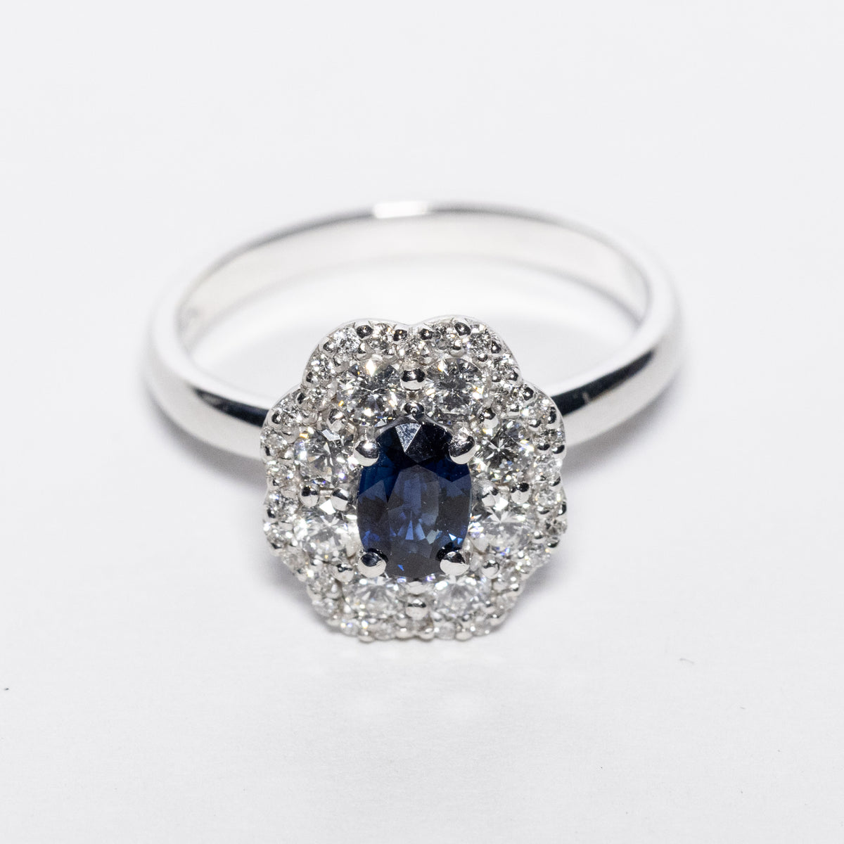 Anello in Oro Bianco 18kt con Zaffiro e diamanti Rotondi in Pavè
