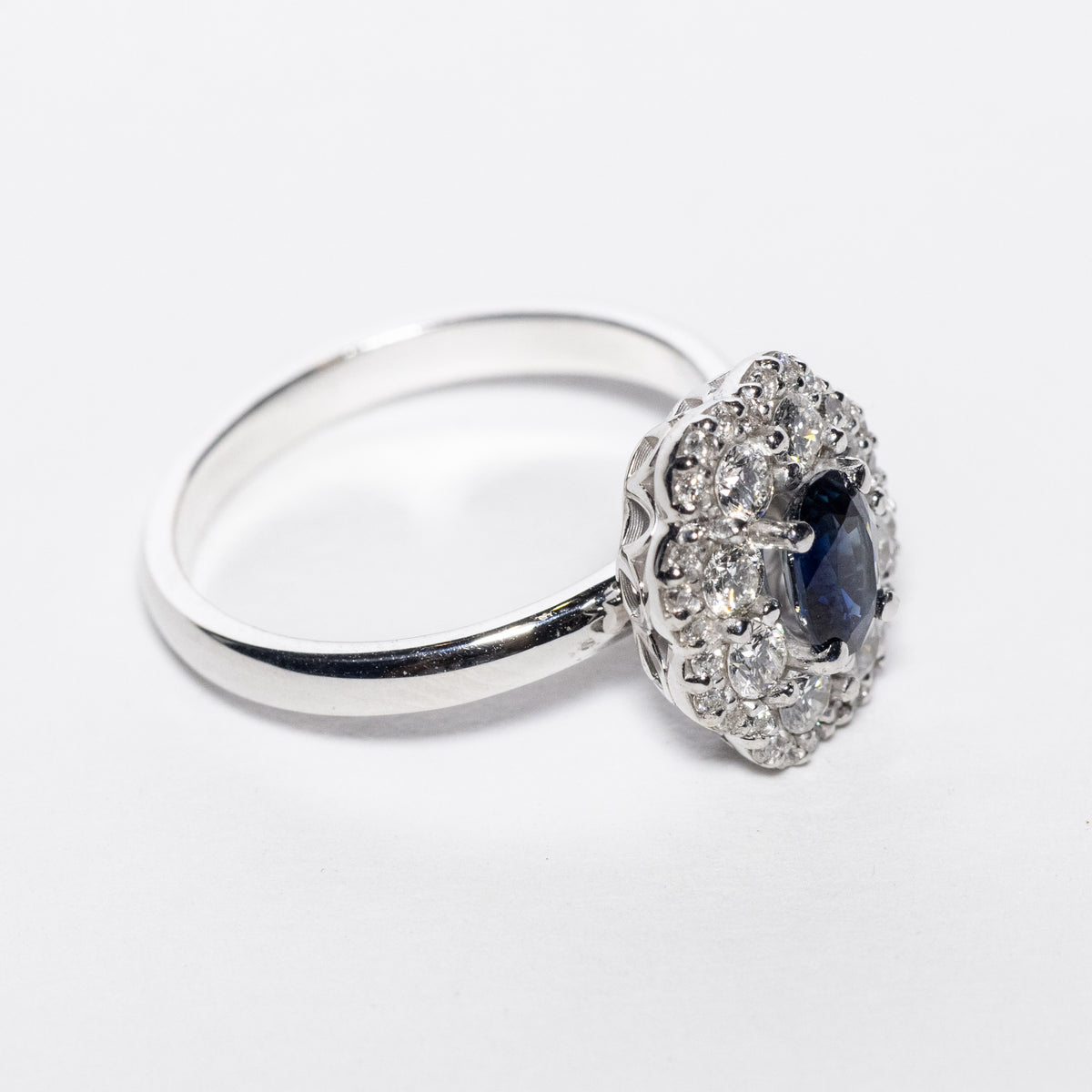 Anello in Oro Bianco 18kt con Zaffiro e diamanti Rotondi in Pavè