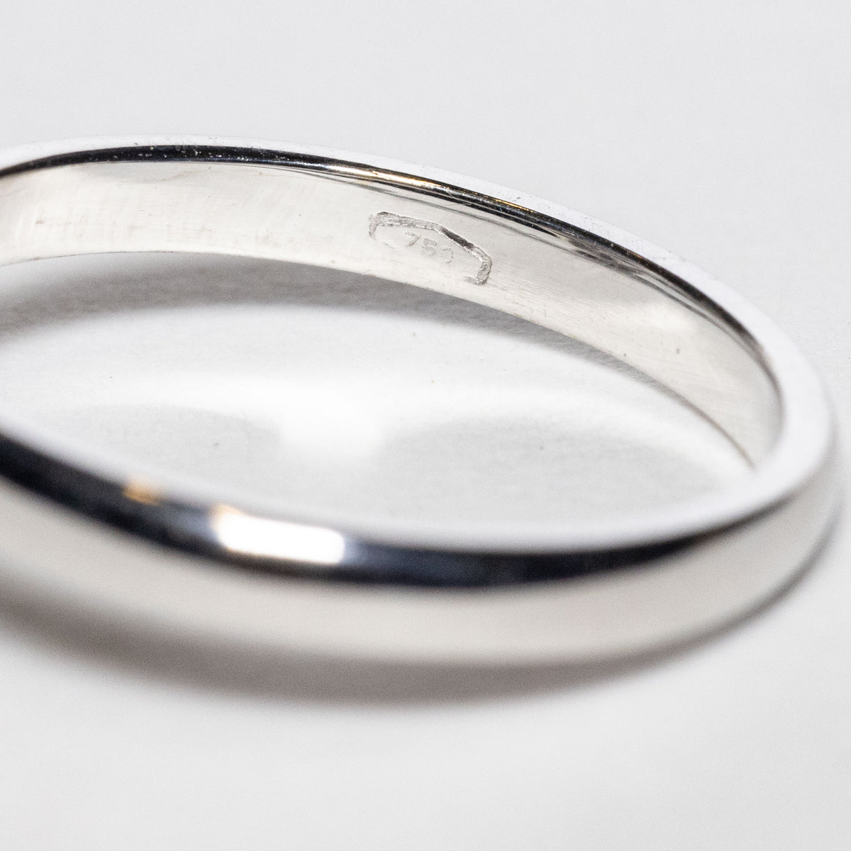 Anello in Oro Bianco 18kt con Zaffiro e diamanti Rotondi in Pavè