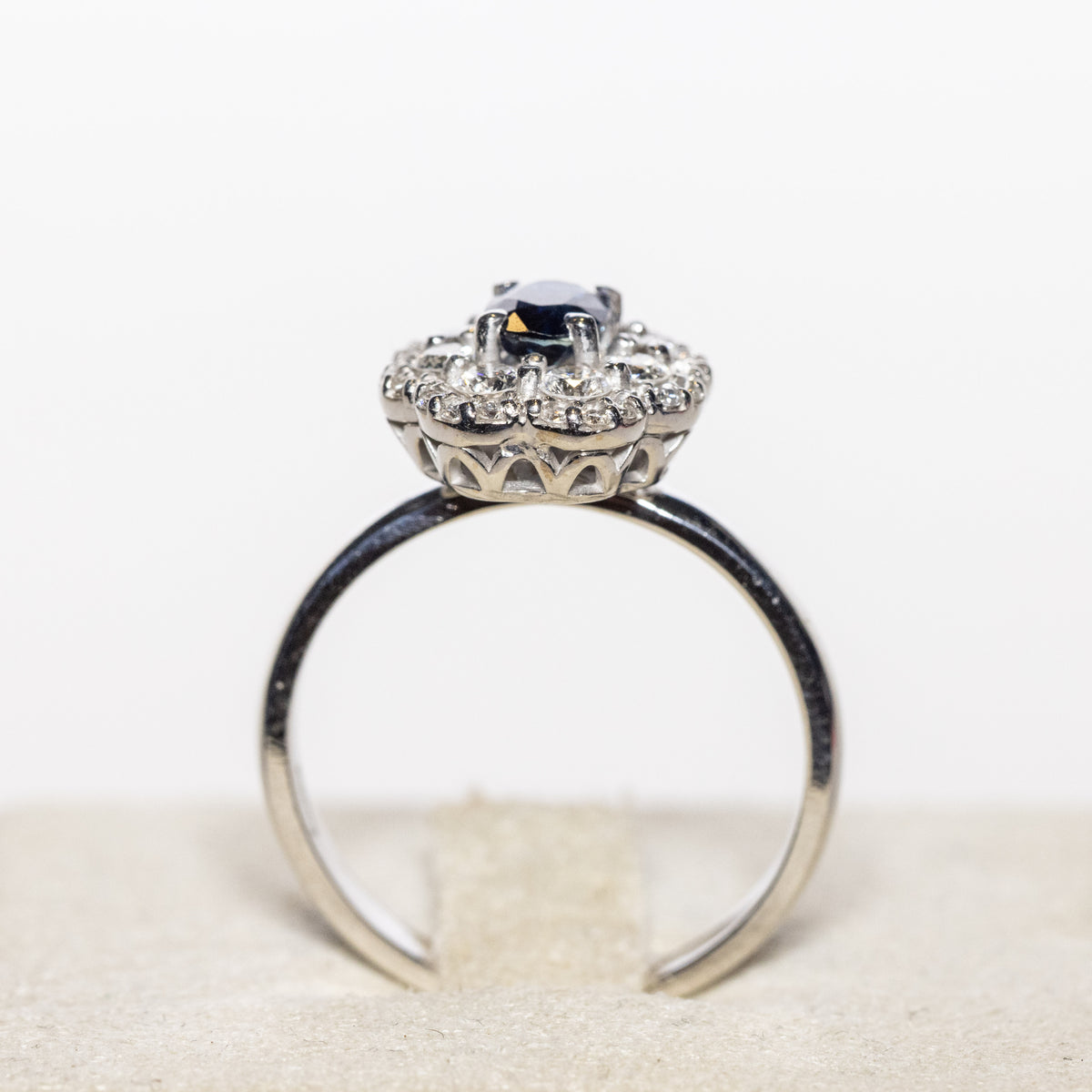 Anello in Oro Bianco 18kt con Zaffiro e diamanti Rotondi in Pavè