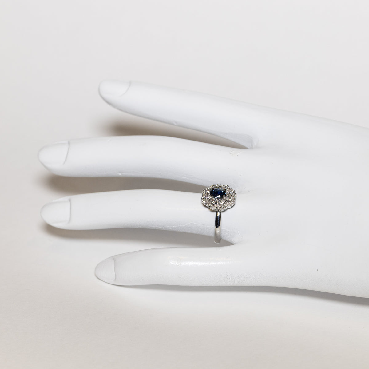 Anello in Oro Bianco 18kt con Zaffiro e diamanti Rotondi in Pavè