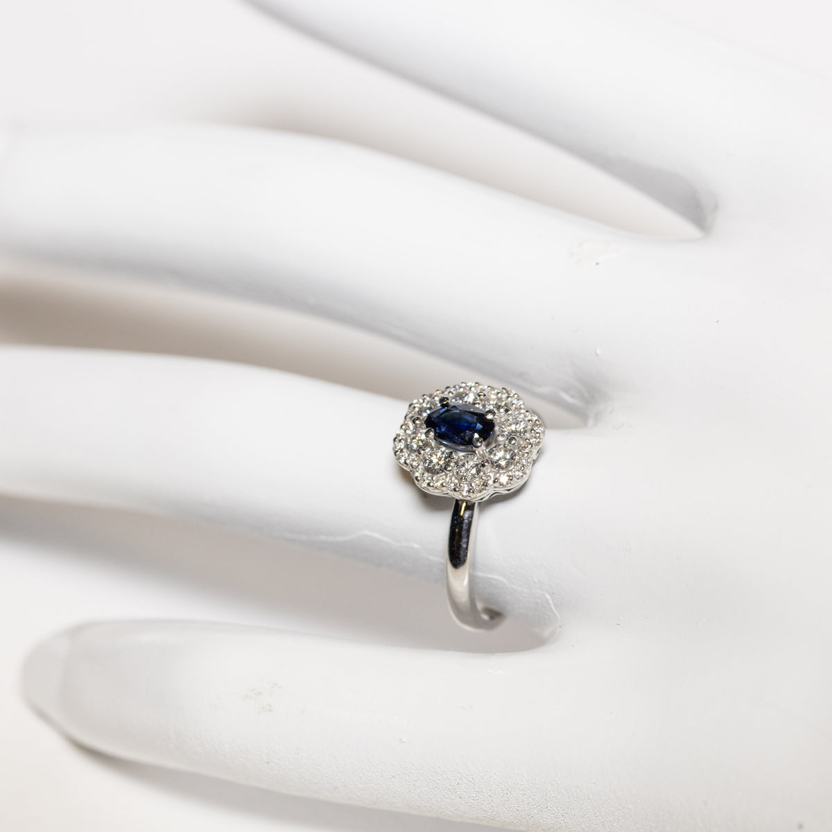 Anello in Oro Bianco 18kt con Zaffiro e diamanti Rotondi in Pavè