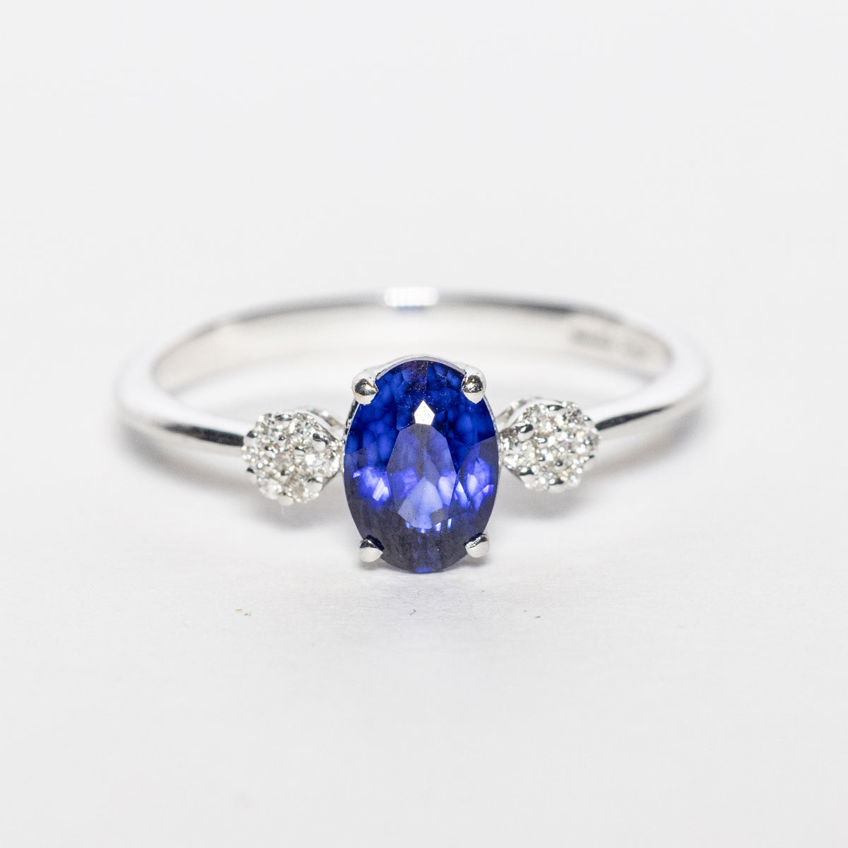 Anello in Oro Bianco 18kt con Zaffiro e diamanti rotondo brillanti