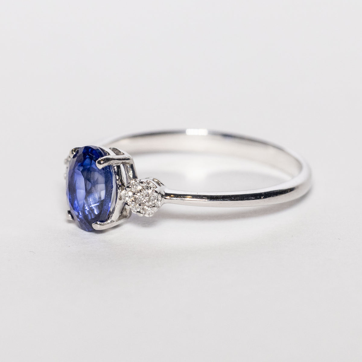 Anello in Oro Bianco 18kt con Zaffiro e diamanti rotondo brillanti
