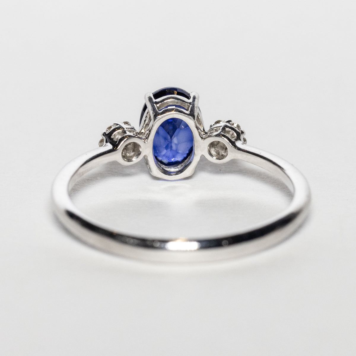Anello in Oro Bianco 18kt con Zaffiro e diamanti rotondo brillanti