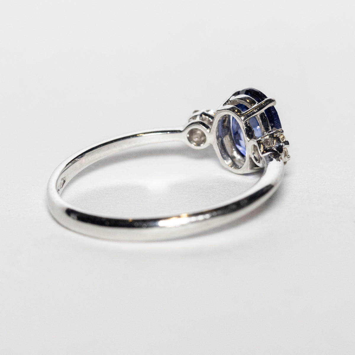 Anello in Oro Bianco 18kt con Zaffiro e diamanti rotondo brillanti