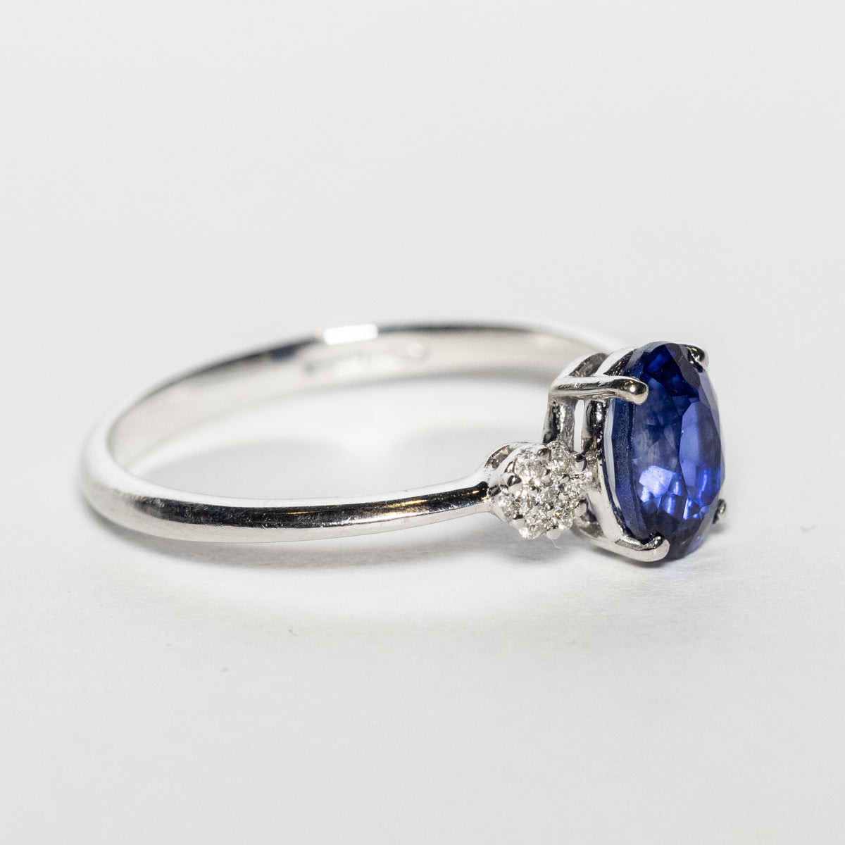 Anello in Oro Bianco 18kt con Zaffiro e diamanti rotondo brillanti