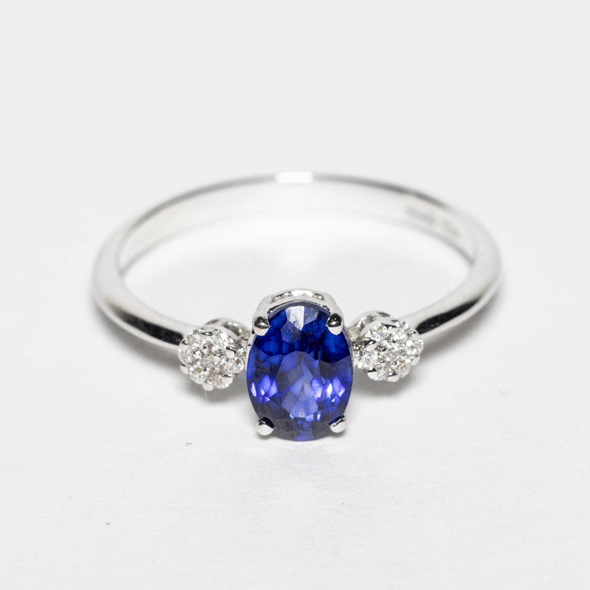 Anello in Oro Bianco 18kt con Zaffiro e diamanti rotondo brillanti