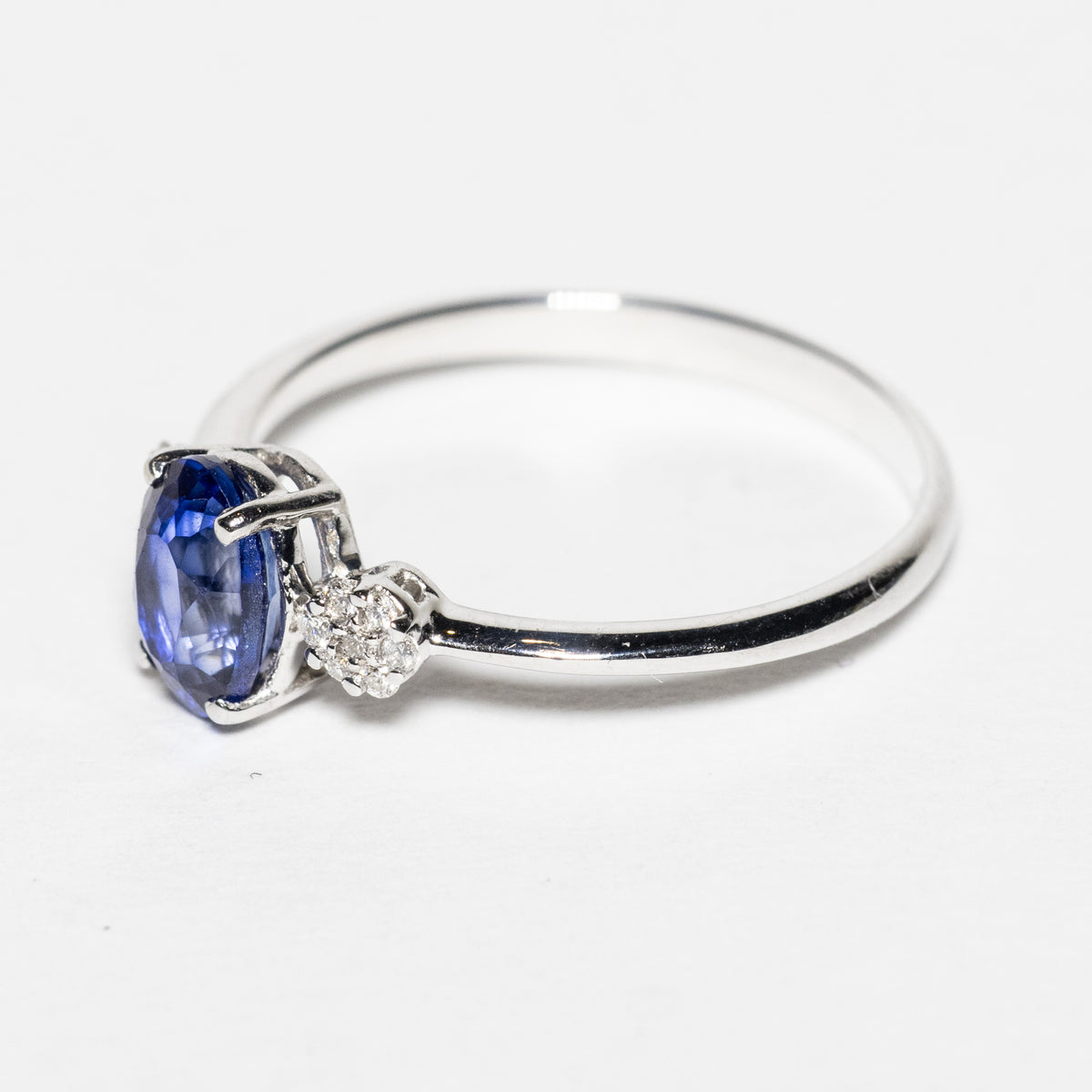 Anello in Oro Bianco 18kt con Zaffiro e diamanti rotondo brillanti