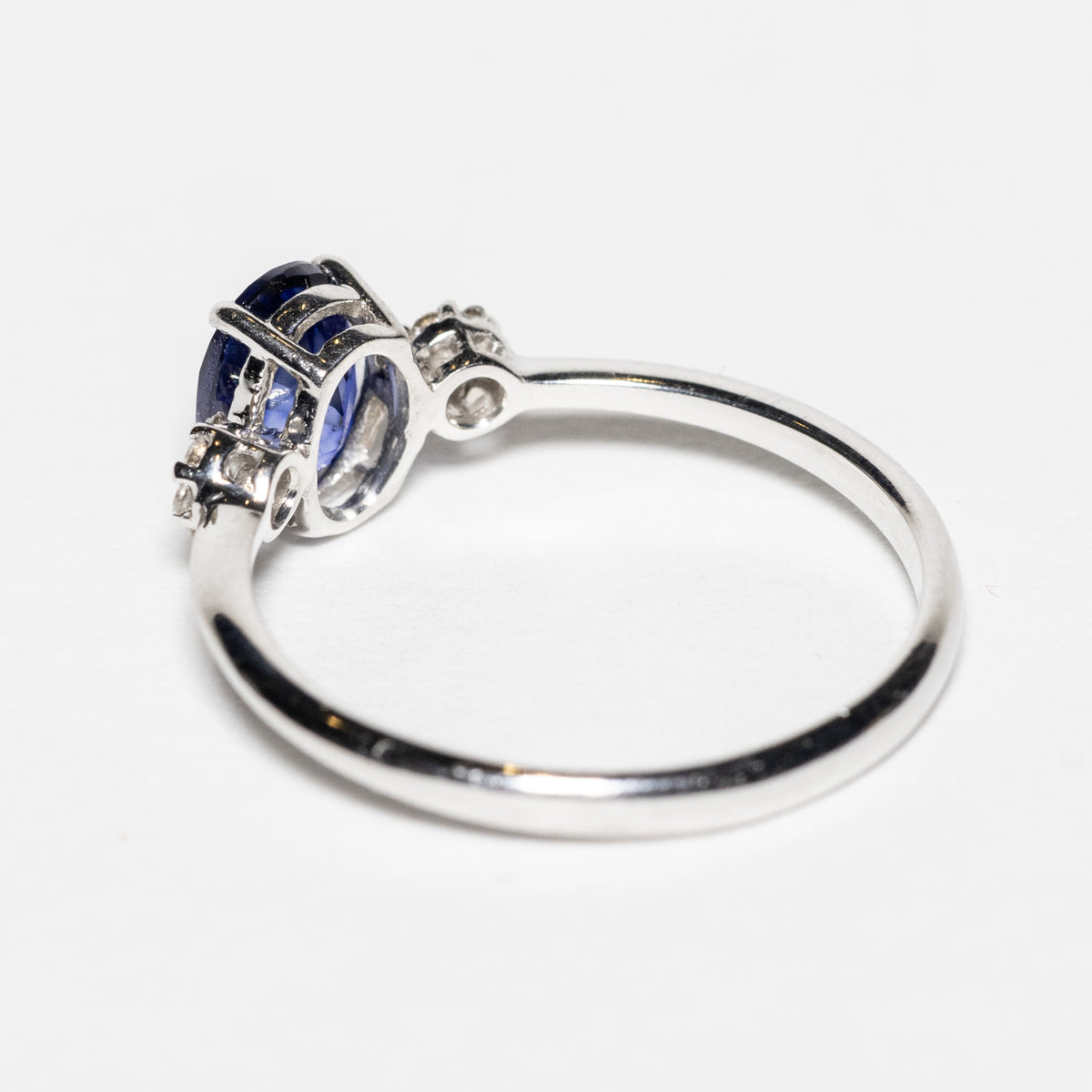 Anello in Oro Bianco 18kt con Zaffiro e diamanti rotondo brillanti