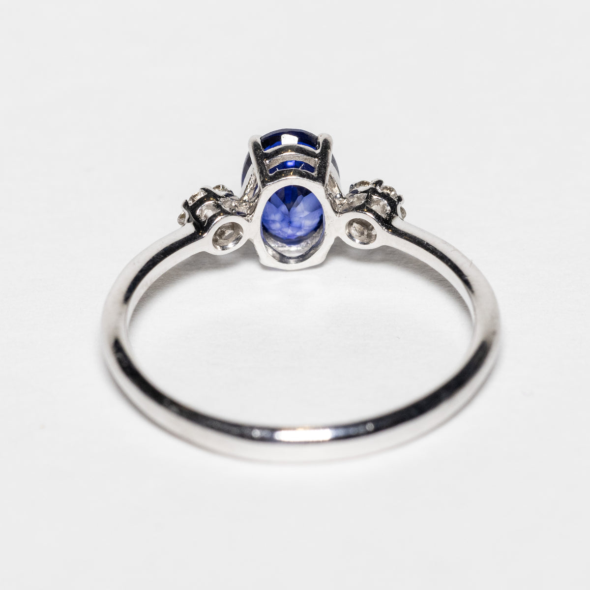 Anello in Oro Bianco 18kt con Zaffiro e diamanti rotondo brillanti