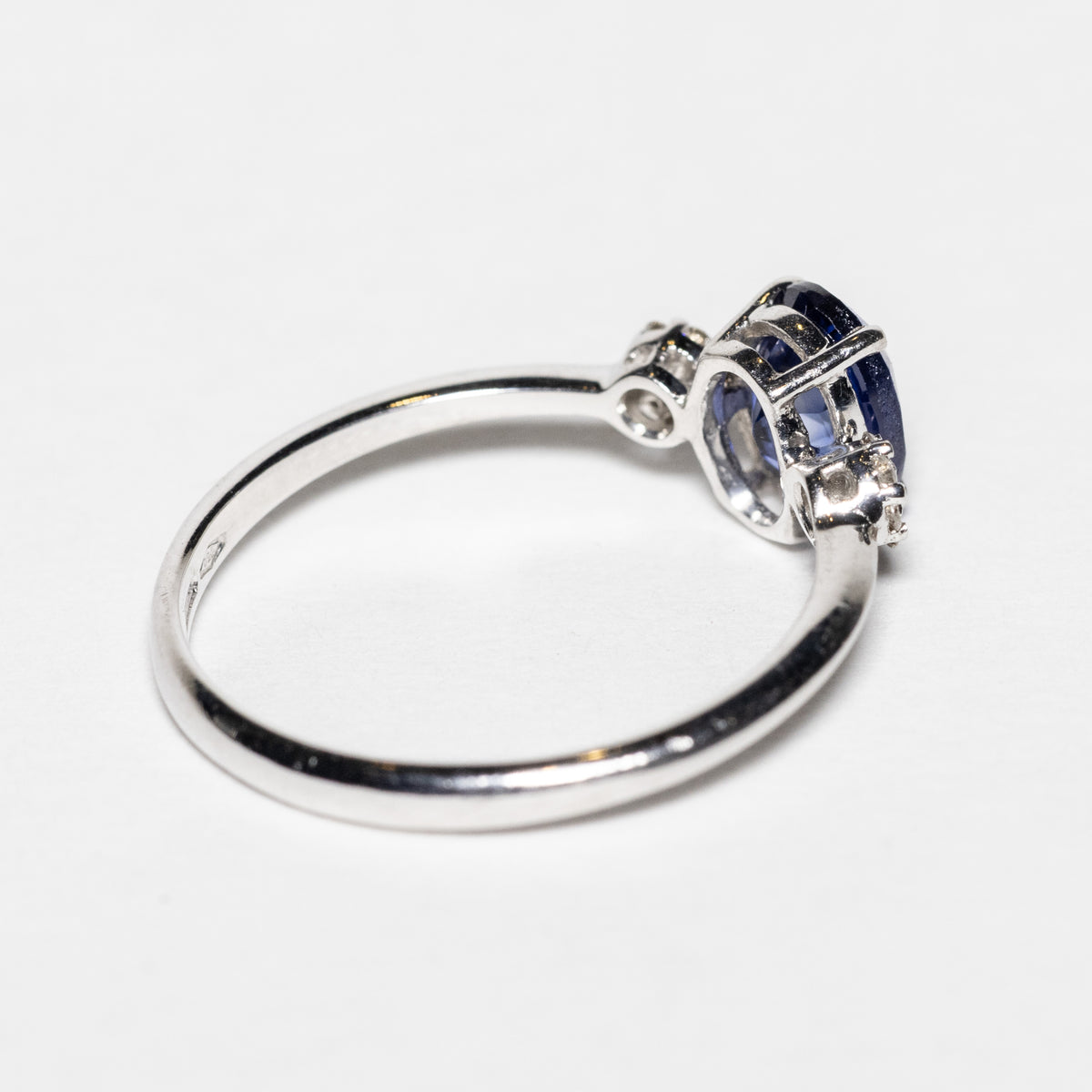 Anello in Oro Bianco 18kt con Zaffiro e diamanti rotondo brillanti