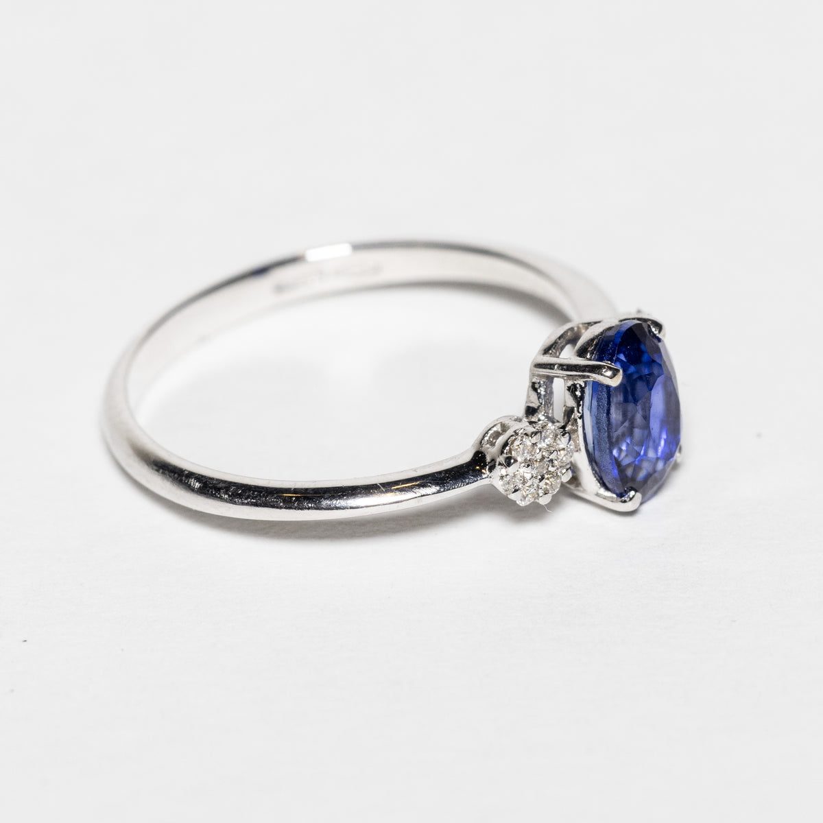 Anello in Oro Bianco 18kt con Zaffiro e diamanti rotondo brillanti